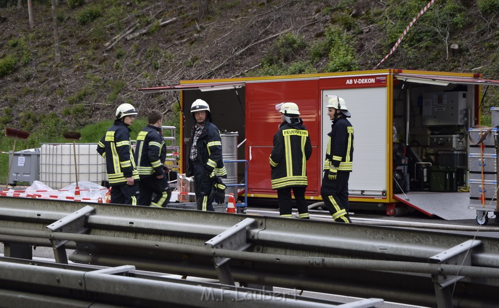 VU Gefahrgut LKW umgestuerzt A 4 Rich Koeln Hoehe AS Gummersbach P137.JPG - Miklos Laubert